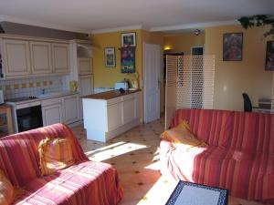 ein Wohnzimmer mit 2 Sofas und einer Küche in der Unterkunft Appartement Cavalaire-sur-Mer, 3 pièces, 6 personnes - FR-1-100-212 in Cavalaire-sur-Mer