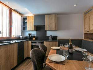 Kuchyň nebo kuchyňský kout v ubytování Superbe duplex rénové 3 ch, balcon, proche pistes, Val Thorens - FR-1-545-2 + 9 fotografií