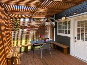 Μπαλκόνι ή βεράντα στο Cozy Home Conveniently Located with King Bed