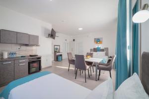 a kitchen and living room with a table and chairs at AS APARTMANI PIROT in Pirot