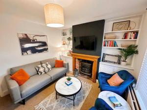 a living room with a couch and a tv at Stunning 2-bedroom home in city centre with Wi-Fi! in Royal Tunbridge Wells