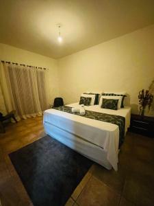 um quarto com duas camas num quarto em Suítes - Casa Jardim Chapada em Alto Paraíso de Goiás