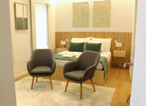 1 dormitorio con 1 cama y 2 sillas en Oporto Prime Studios, en Oporto