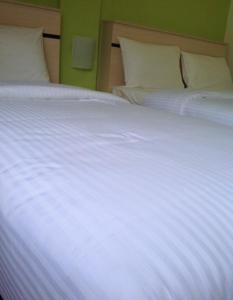 Postel nebo postele na pokoji v ubytování Merlin Hotel Penang