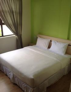 Postel nebo postele na pokoji v ubytování Merlin Hotel Penang