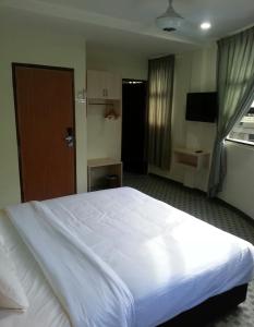 Postel nebo postele na pokoji v ubytování Merlin Hotel Penang