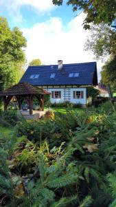 ein Haus mit Sonnenkollektoren darüber in der Unterkunft Chalupa Kamenná Horka in Krásná Lípa