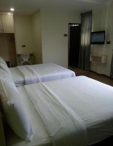Postel nebo postele na pokoji v ubytování Merlin Hotel Penang