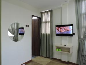 TV a/nebo společenská místnost v ubytování Merlin Hotel Penang