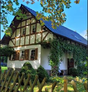 una casa con una recinzione di fronte di Chalupa Kamenná Horka a Krásná Lípa