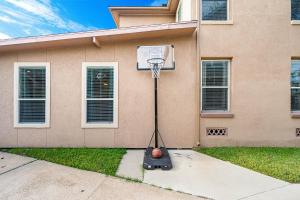 un aro de baloncesto frente a una casa en Nr Med Center, Dt, Midtown Game Room Sleep 16, en Houston
