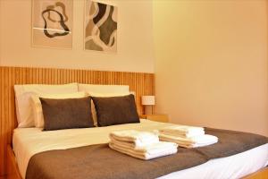 1 dormitorio con 1 cama con toallas en Oporto Prime Studios, en Oporto