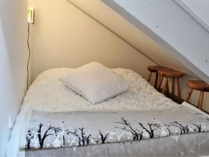 uma cama com uma almofada num quarto em Appartement Risoul, 1 pièce, 6 personnes - FR-1-330-506 em Risoul