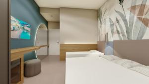 een slaapkamer met 2 bedden en een muur met een schilderij bij Park Hotel Morigi Garden & Spa in Gatteo a Mare