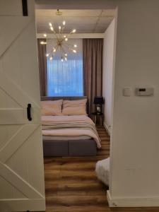 Łóżko lub łóżka w pokoju w obiekcie Apartament Wyspiański