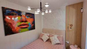 ein Schlafzimmer mit einem Bild einer Frau an der Wand in der Unterkunft Apartamento Luz de Luna Aguadulce in Aguadulce