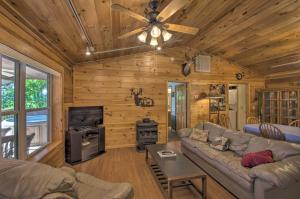 Ruang duduk di Peaceful Bryson City Cabin - Fire Pit and Hot Tub!
