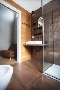 a bathroom with a glass shower and a sink at Sistò Petite Maison in Altamura