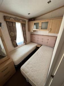 Katil atau katil-katil dalam bilik di Luxury lodge lyons robin hood