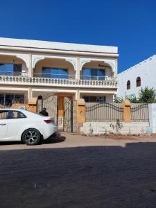 Dahab Vibes Villas في دهب: سيارة بيضاء متوقفة أمام منزل