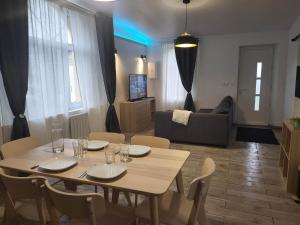 a dining room table and chairs in a living room at Gite des Rêves 