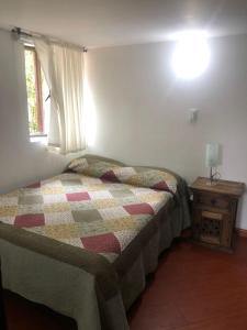 1 dormitorio con 1 cama con edredón en HACIENDA MONCORA CABAÑA LAGO p 1, en El Rosal