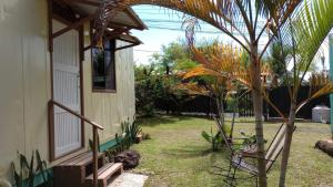 Garður fyrir utan Container House Cahuita