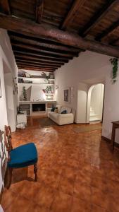 un ampio soggiorno con divano e tavolo di Lizium Spoleto a Spoleto