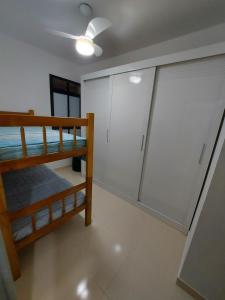 um quarto com um armário e um beliche em Apto na Praia de Atalaia a 100 metros da Passarela do Caranguejo em Aracaju
