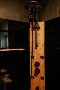 ZatoryにあるDrwalski Zakątekの木製の壁のバスルーム(シャワー付)