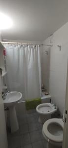 y baño con aseo, lavabo y ducha. en Hermoso apartamento en Cdad de Bs As en Buenos Aires