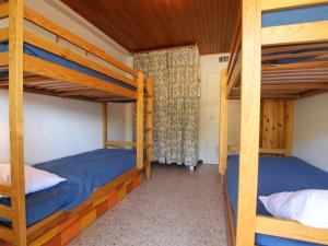 Postel nebo postele na pokoji v ubytování Appartement 6 pers. à Saint-Chaffrey avec balcon sud, parking, casier à skis et équipements complets - FR-1-330E-114