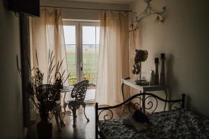 um quarto com uma cama, uma mesa e uma janela em Drwalski Zakątek em Zatory