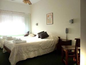 En eller flere senge i et værelse på Dino´s Hotel