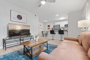 ein Wohnzimmer mit einem Sofa und einem Tisch in der Unterkunft Evonify Stays - Highland - Stylish Furnished Apartments in Austin