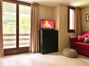 A television and/or entertainment centre at Pine Tree Studio