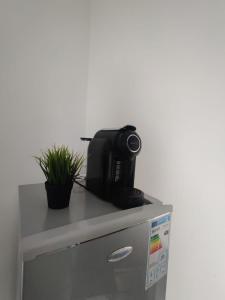 a camera sitting on top of a refrigerator at Apartamento Coral in Santa Maria