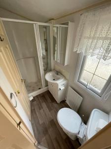 La petite salle de bains est pourvue de toilettes et d'un lavabo. dans l'établissement Willerby Granada 2-Bedroom Parkhome, Glasgow, à Uddingston