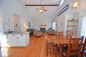 eine Küche und ein Wohnzimmer mit Tisch und Stühlen in der Unterkunft Barge Road 13609 home in Ocean City