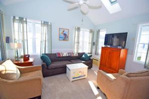 ein Wohnzimmer mit zwei Sofas und einem Flachbildfernseher in der Unterkunft Barge Road 13609 home in Ocean City