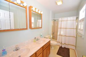 ein Badezimmer mit Waschbecken, Toilette und Spiegel in der Unterkunft Barge Road 13609 home in Ocean City + 11 Fotos