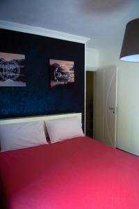 Rúm í herbergi á Modern and Homely Apartment in Marsaskala