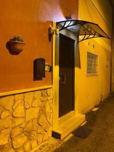 une porte sur le côté d'un bâtiment avec un mur en pierre dans l'établissement Elly’s House, à Bari