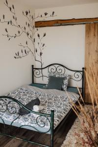 um quarto com uma cama com um mural de árvore na parede em Drwalski Zakątek em Zatory