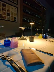 una mesa con tenedores, servilletas y copas de vino en Hotel Bristol, en Fiumalbo