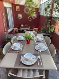 uma mesa com pratos e talheres por cima em A 2 minutes de Casa Finance City, appartement avec 2 Chambres em Casablanca