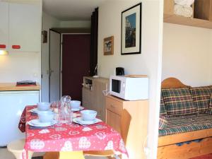 kuchnia ze stołem z czerwoną tkaniną w obiekcie Appartement Vars-Sainte-Marie, 1 pièce, 4 personnes - FR-1-330B-157 w mieście Vars