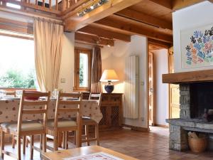 una sala da pranzo con tavolo, sedie e camino di Chalet cosy 6 pers. à 100m des pistes avec garage fermé et parking, Méribel - FR-1-180-411 a Les Allues Altre 23 foto