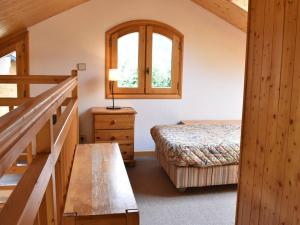 una camera con letto e finestra e scala di Chalet cosy 6 pers. à 100m des pistes avec garage fermé et parking, Méribel - FR-1-180-411 a Les Allues