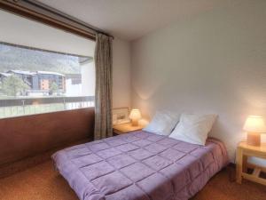 a bedroom with a purple bed and a window at Appartement Montgenèvre, 2 pièces, 6 personnes - FR-1-330D-87 in Montgenèvre